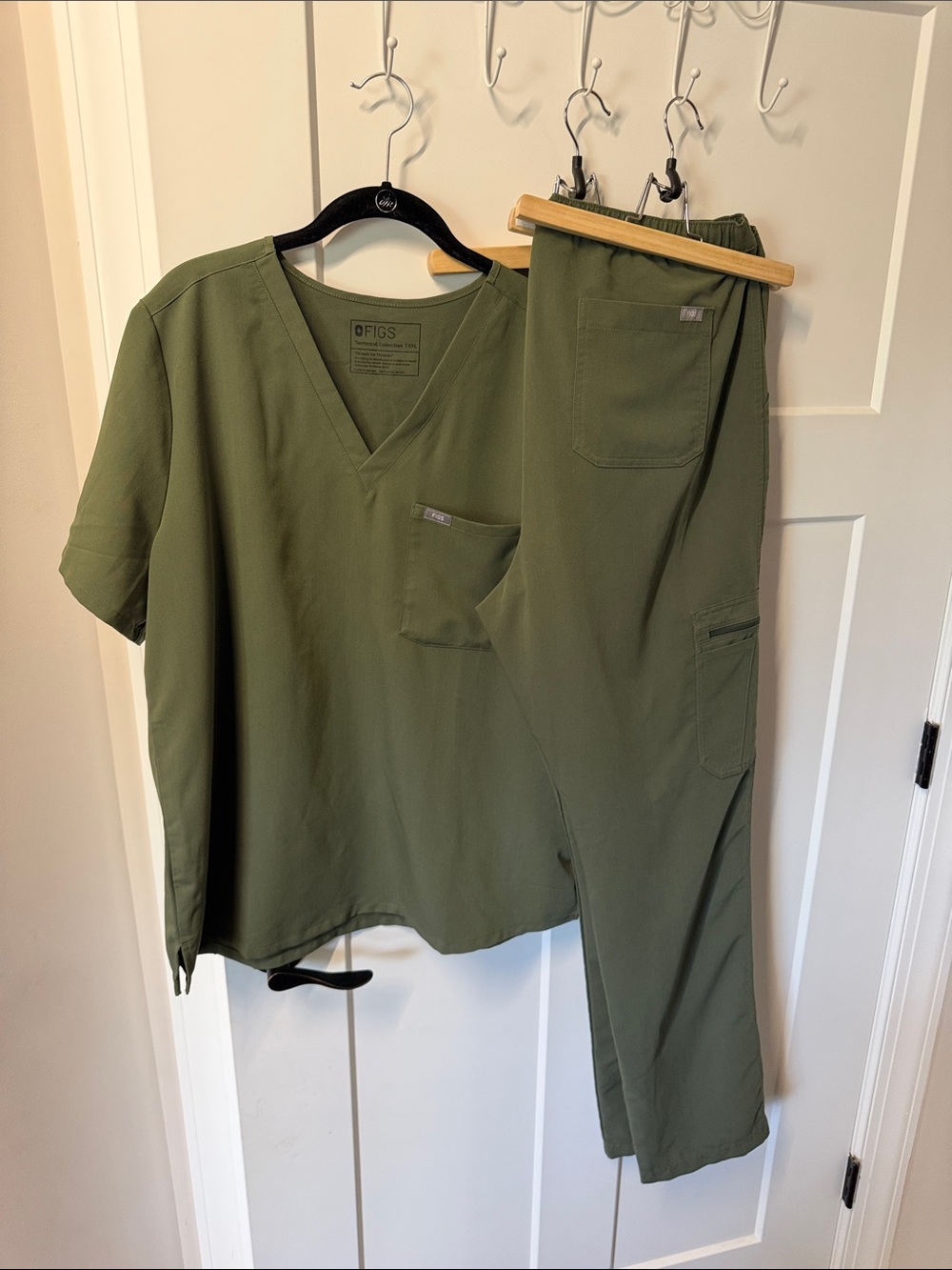 FIGS Men's Cargo Scrub Set in Olive Green